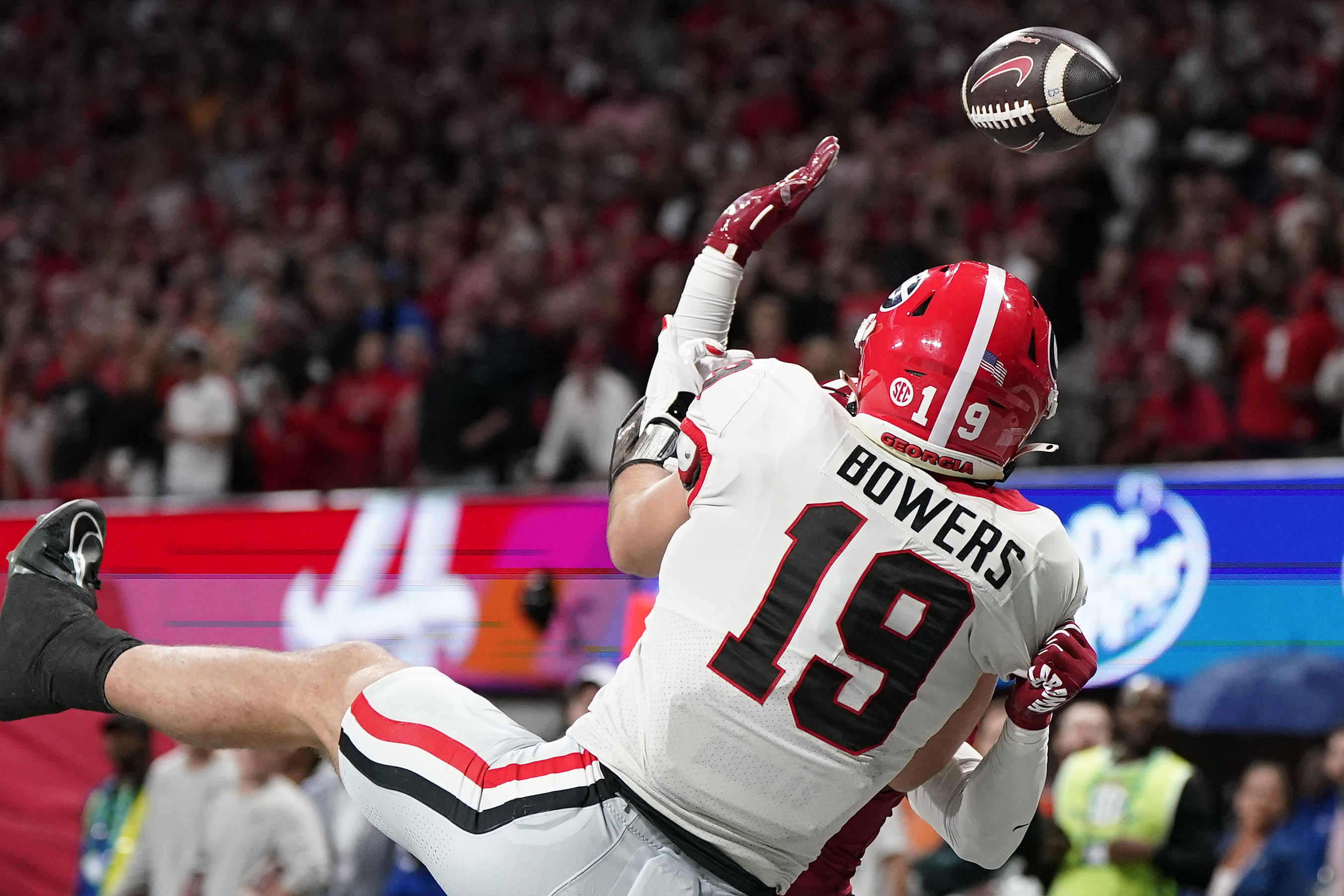 Dec 2, 2023; Atlanta, GA, USA; Georgia Bulldogs tight end Brock Bowers (19) attempts to make a catch against Alabama Crimson Tide defensive back Trey Amos (9) during the second half in the SEC Championship game at Mercedes-Benz Stadium. Mandatory Credit: Dale Zanine-USA TODAY Sports  